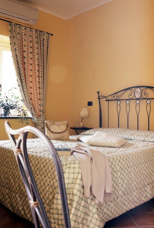 Agriturismo Uliveto Saglietto Imperia Camera foto